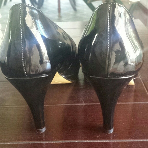 Bandolino Black Patent Leather Heels - Picture 2 of 3