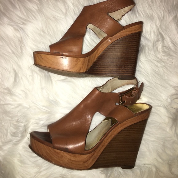 Brown and gold wedges Gold just screams glamour, and wedges that feature the color make for a luxe touch to any ensemble. Even the most casual of outfits consisting of jeans and a plain t-shirt can instantly be elevated thanks to a pair of gold wedges.