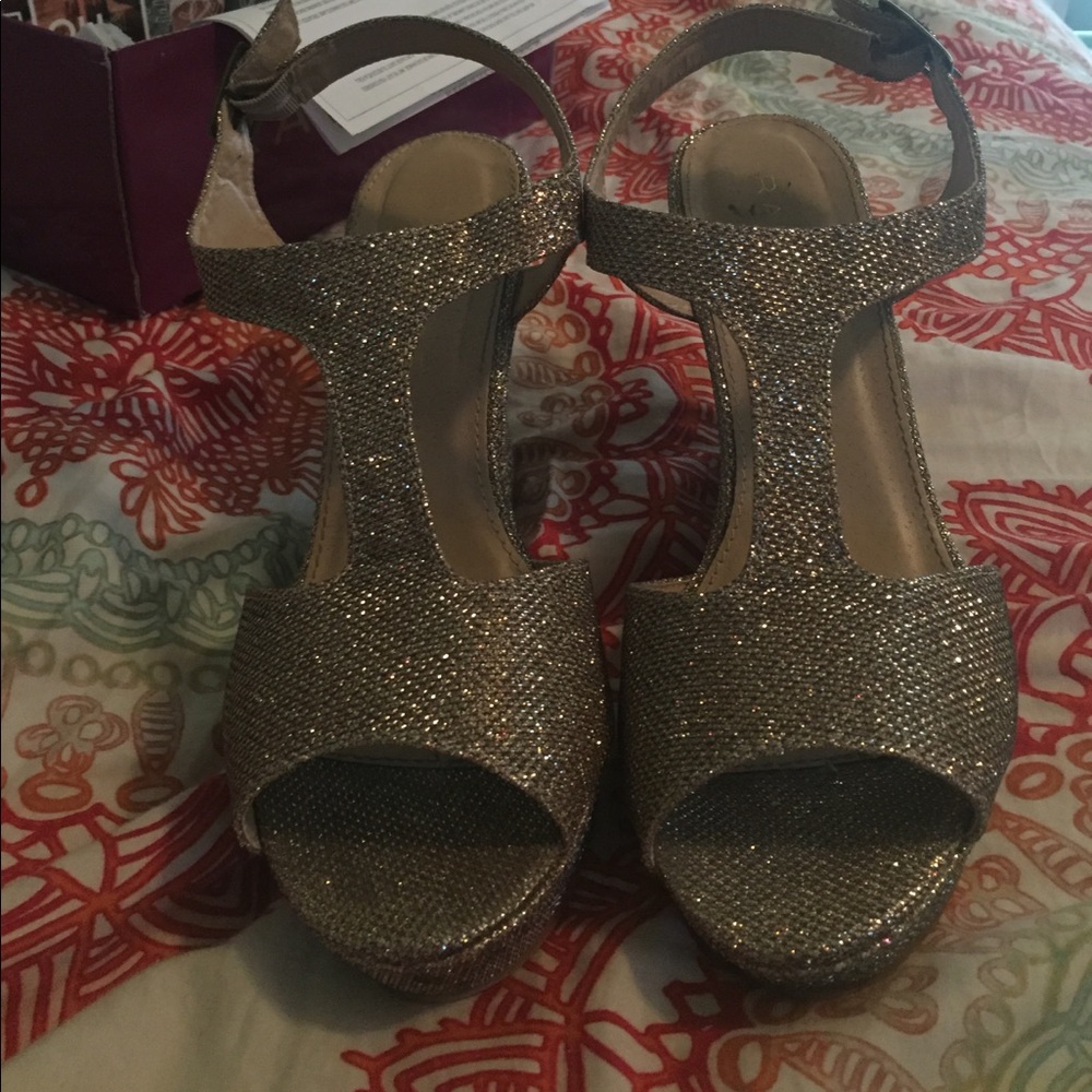 Gold sparkle wedges