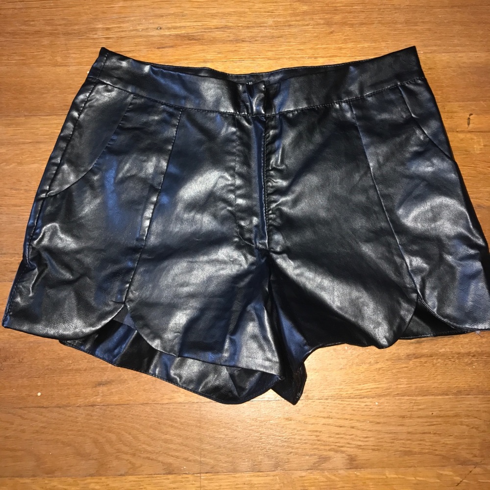 Faux leather high wasted shorts