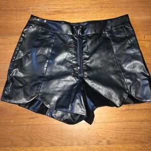 Faux leather high wasted shorts