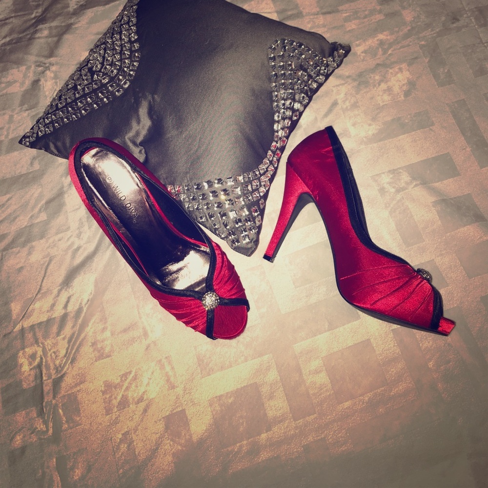 Wild Diva Red Pumps 👠