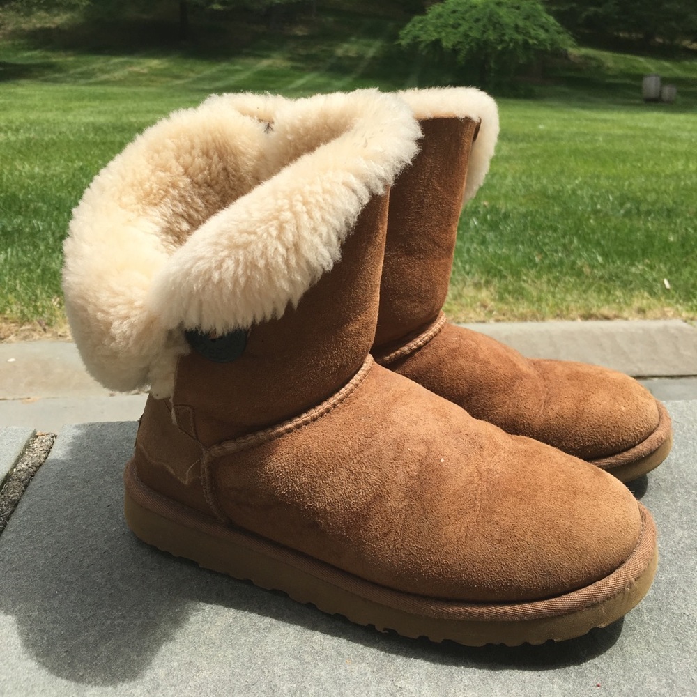 💰REDUCED$! Authentic Chestnut Bailey Button UGGS