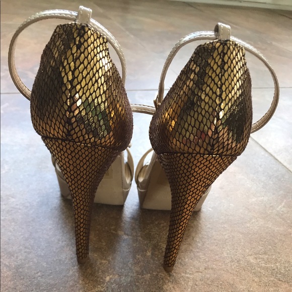 Colin Stuart Nude and Gold Platform Heel - Picture 2 of 7