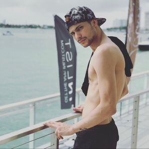 Meet your Posher, Carlos