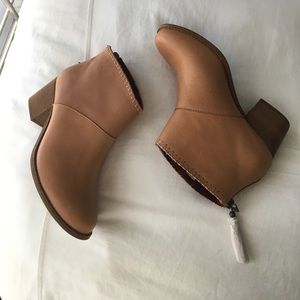 BRAND NEW LEATHER TOMS
