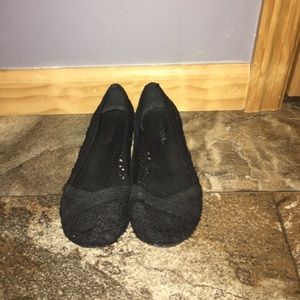 COMFORTABLE LACE FLATS