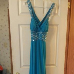 Beautiful gown worn only 1 time.