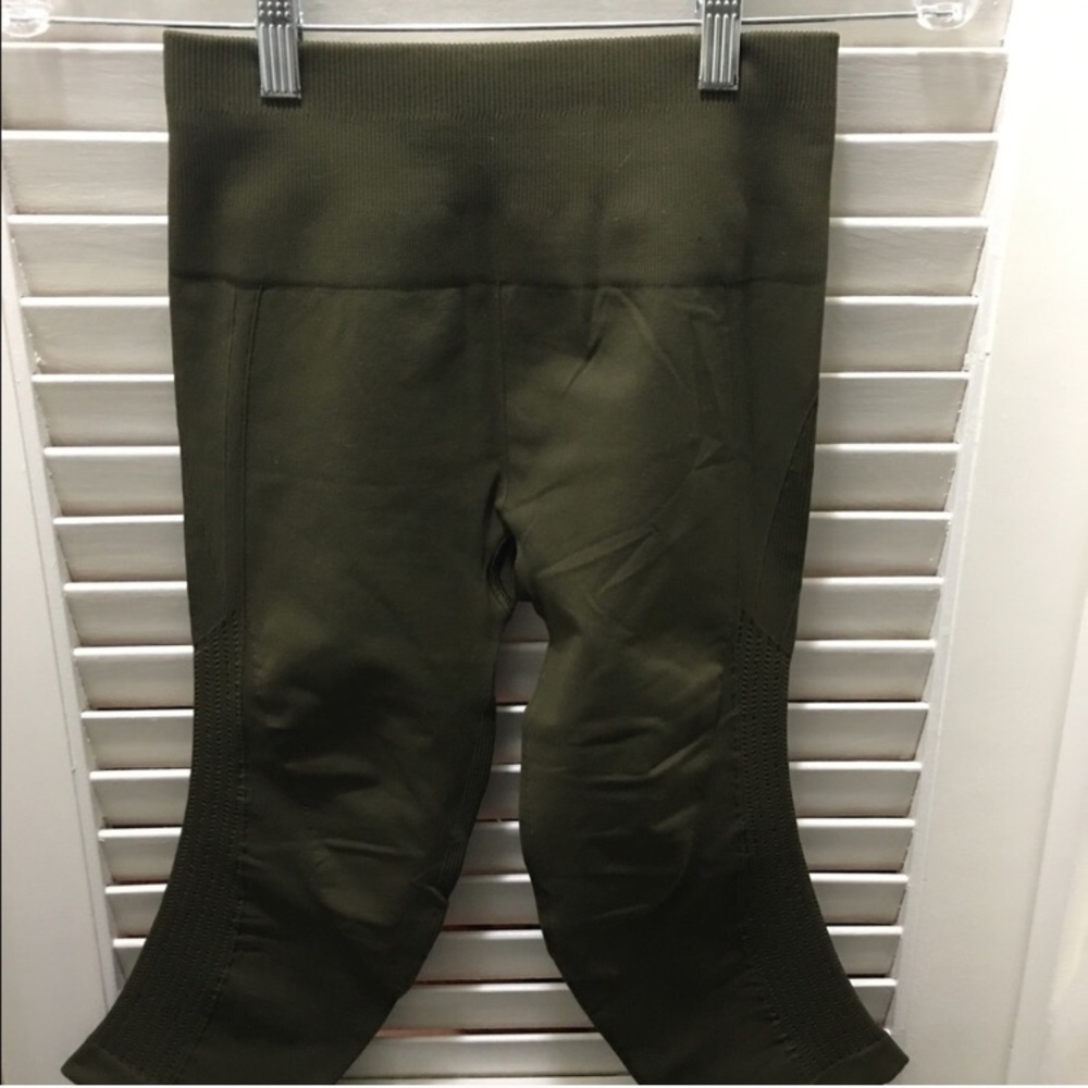 ⚡️FLASH SALE⚡️NWOT Lulu olive green size 6