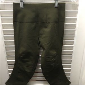 ⚡️FLASH SALE⚡️NWOT Lulu olive green size 6