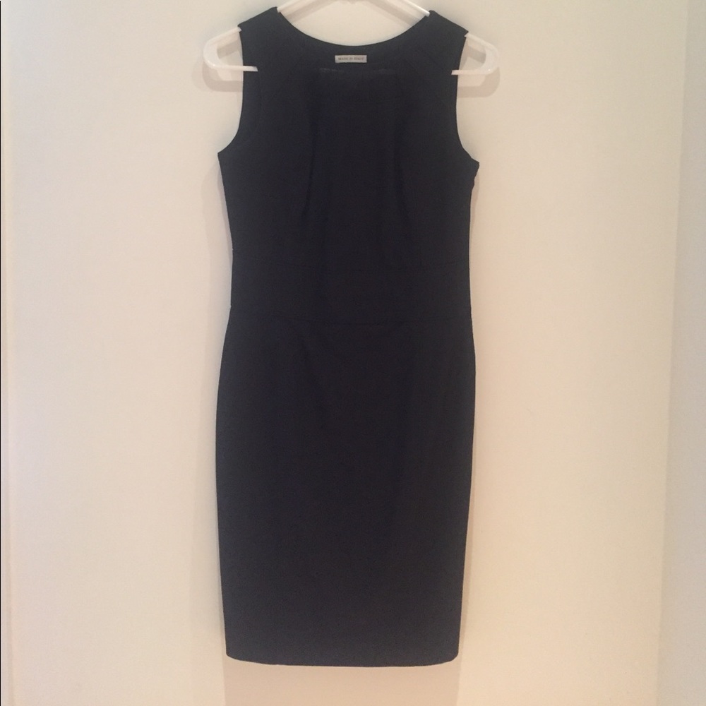 Immaculately tailored dress.  38 in Italian sizing