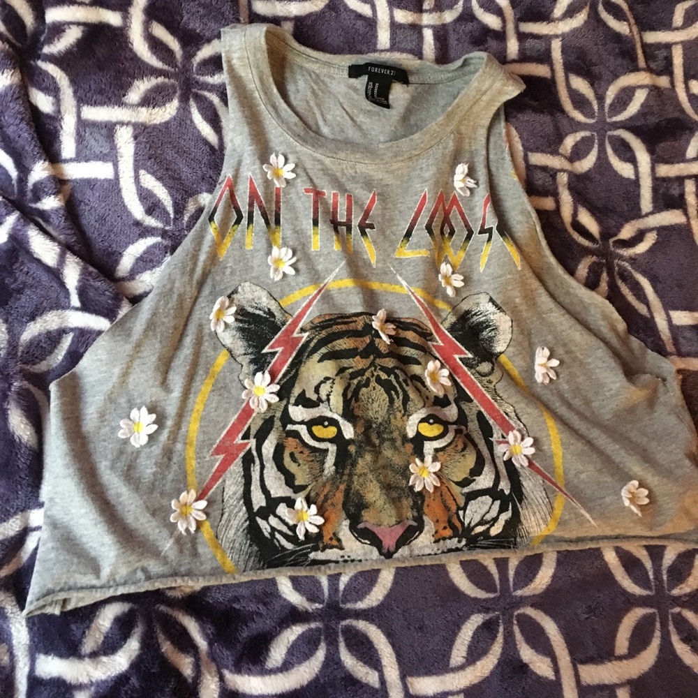 Crop top with cute daisies "on the loose"