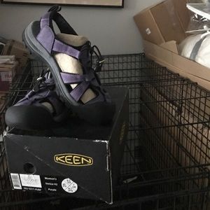 Women's 9.5 Keens sandals worn 2xs