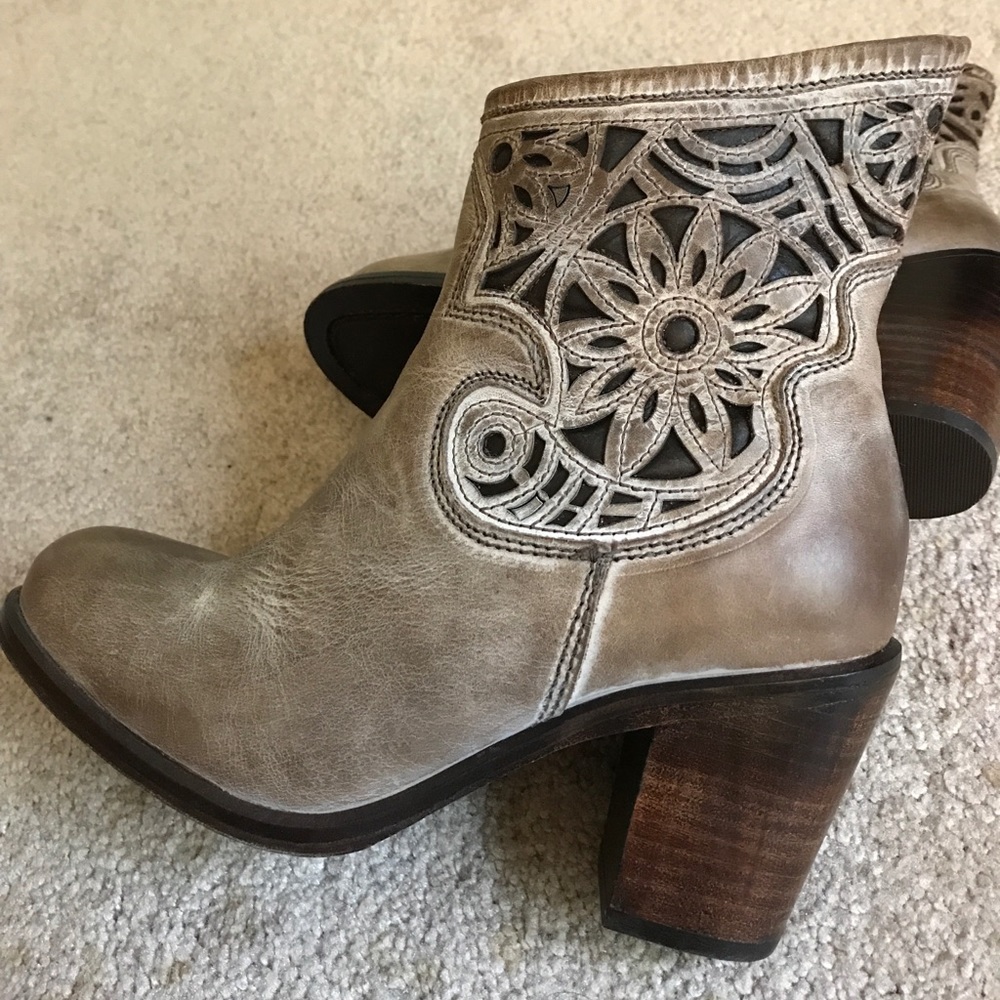 BRAND NEW Corral lace floral cowboy boots
