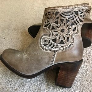 BRAND NEW Corral lace floral cowboy boots