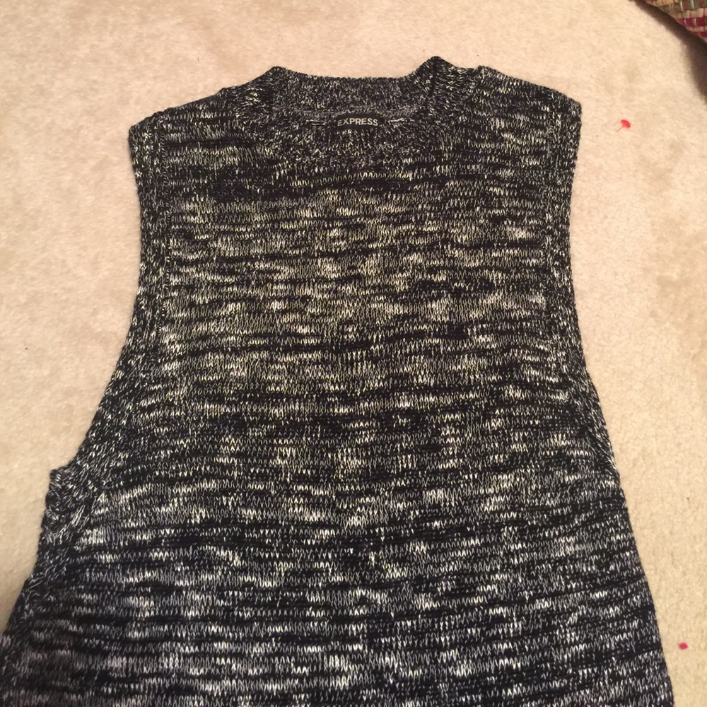 Sleeveless black and white summer sweater