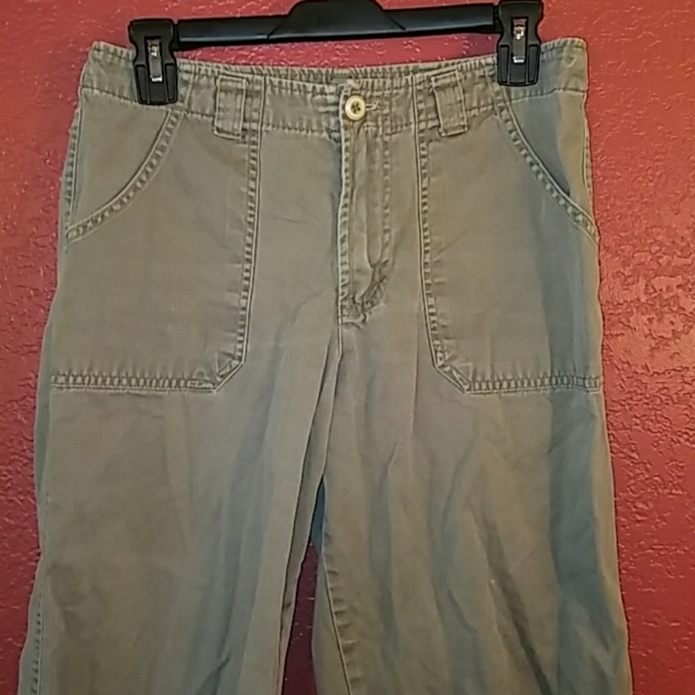 🌟Essentials Style olive green capris, size 8