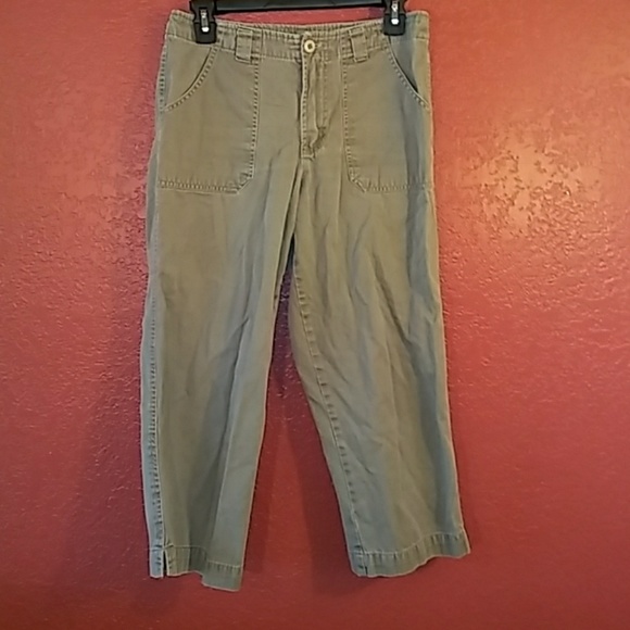 🌟Essentials Style olive green capris, size 8 - Picture 2 of 3