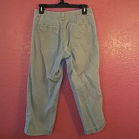 🌟Essentials Style olive green capris, size 8 - Picture 3 of 3