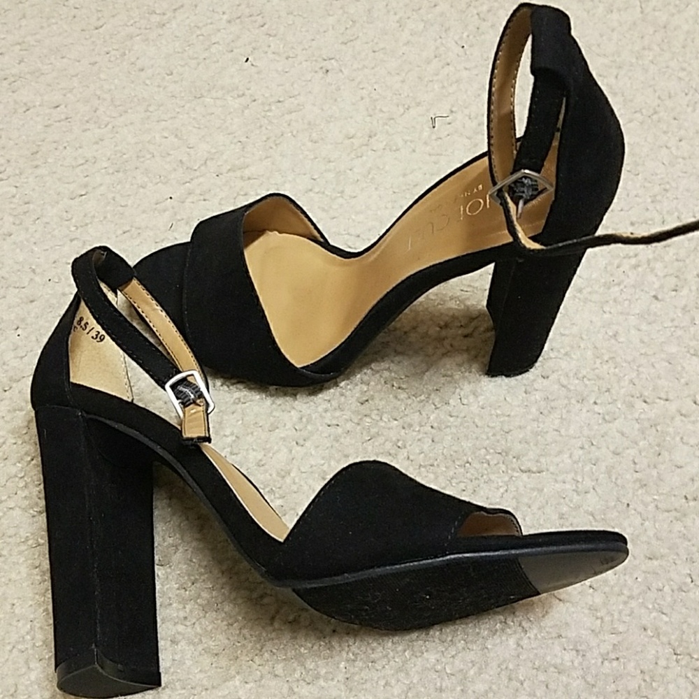 Super cute black suede sandals
