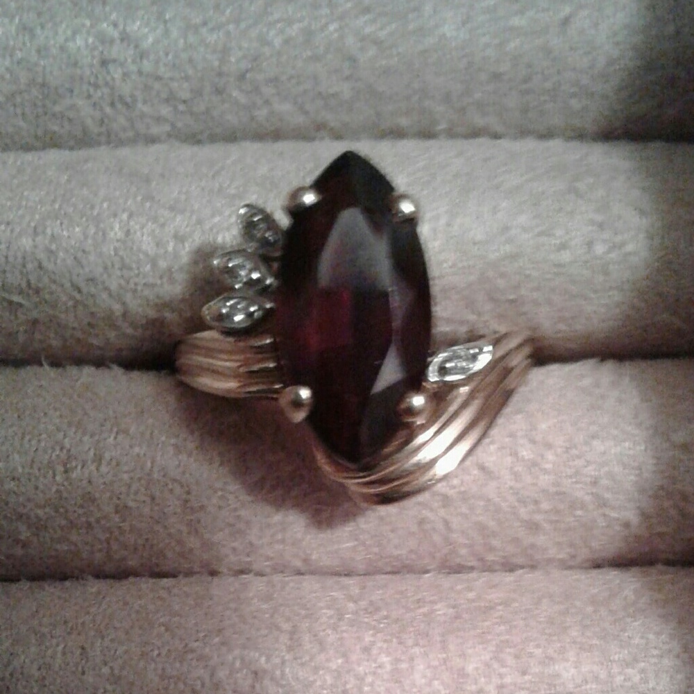14K Yellow Gold Garnet Diamond Ring size 6