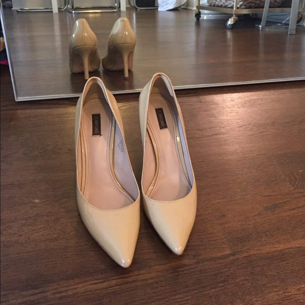Nude patent leather pumps