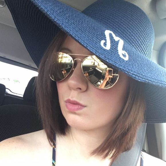 Meet your Posher, Mandy - Picture 1 of 1