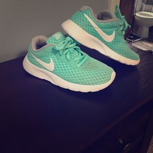 Girls Nike Tanjun aqua size 11.5