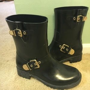 Vince Camuto black rain boots