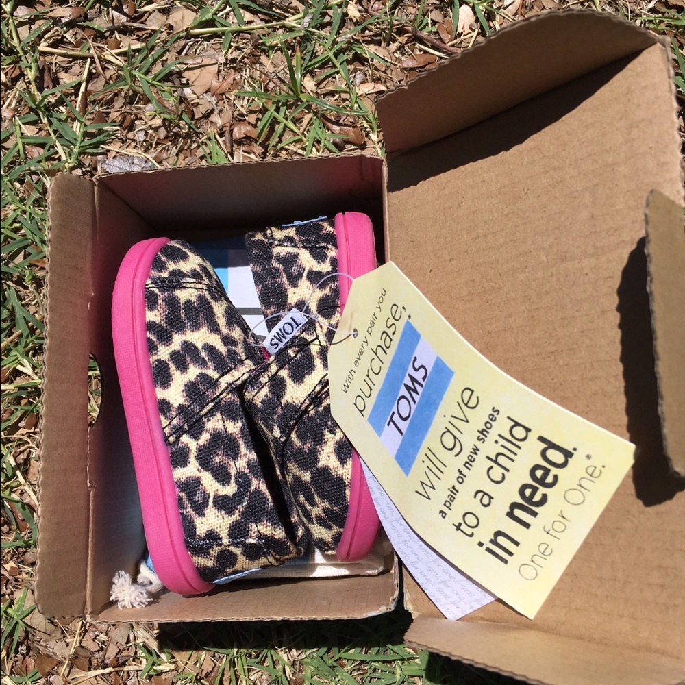 Tiny TOMS Classics size 4T NWT leopard 💜