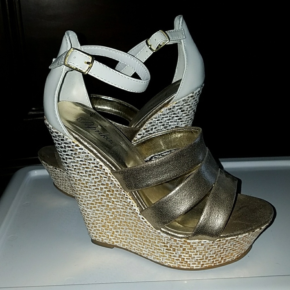 🛍Gorgeous Gold and White Wedges🛍