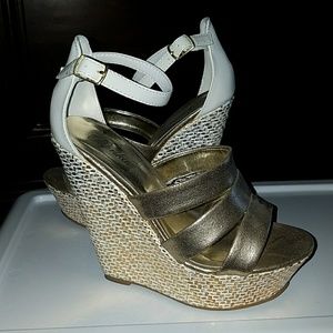 🛍Gorgeous Gold and White Wedges🛍