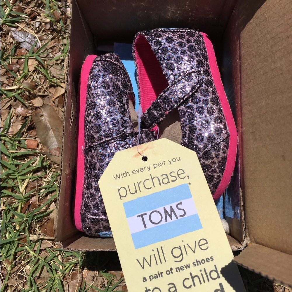 Tiny TOMS Mary Jane silver Moroccan  size 3 NWT 💜