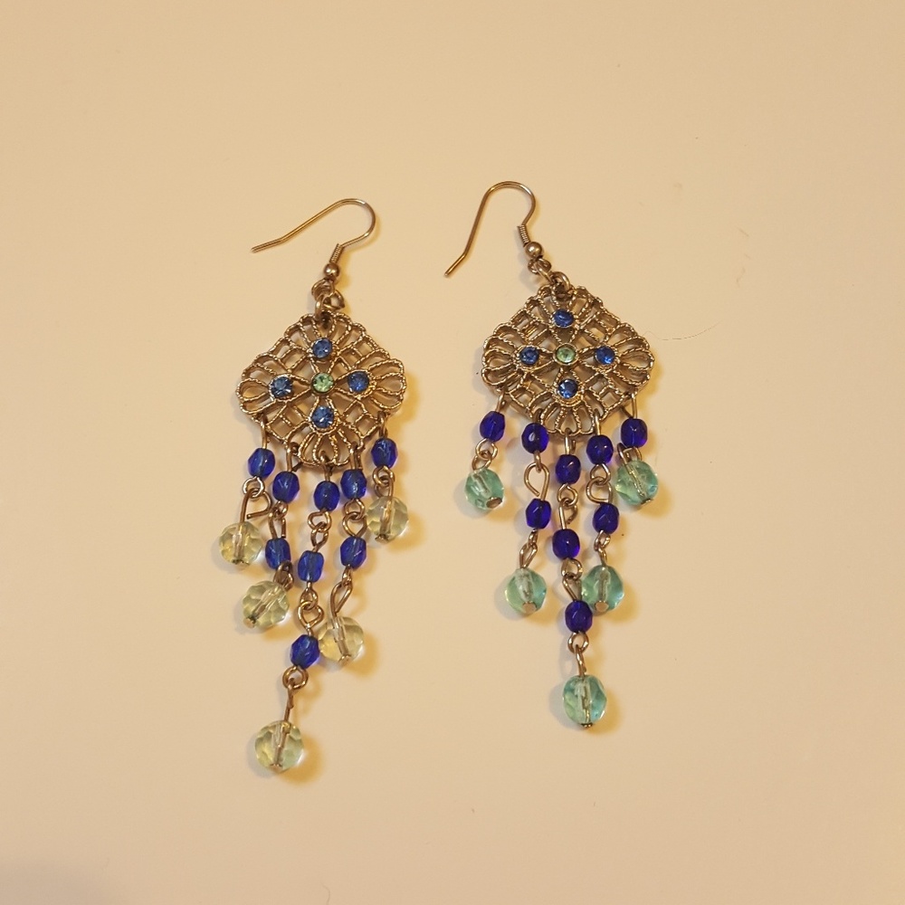 ❤️Silver toned earrings with blue beads and stones