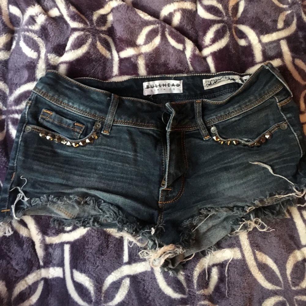 Bullhead frayed short shorts