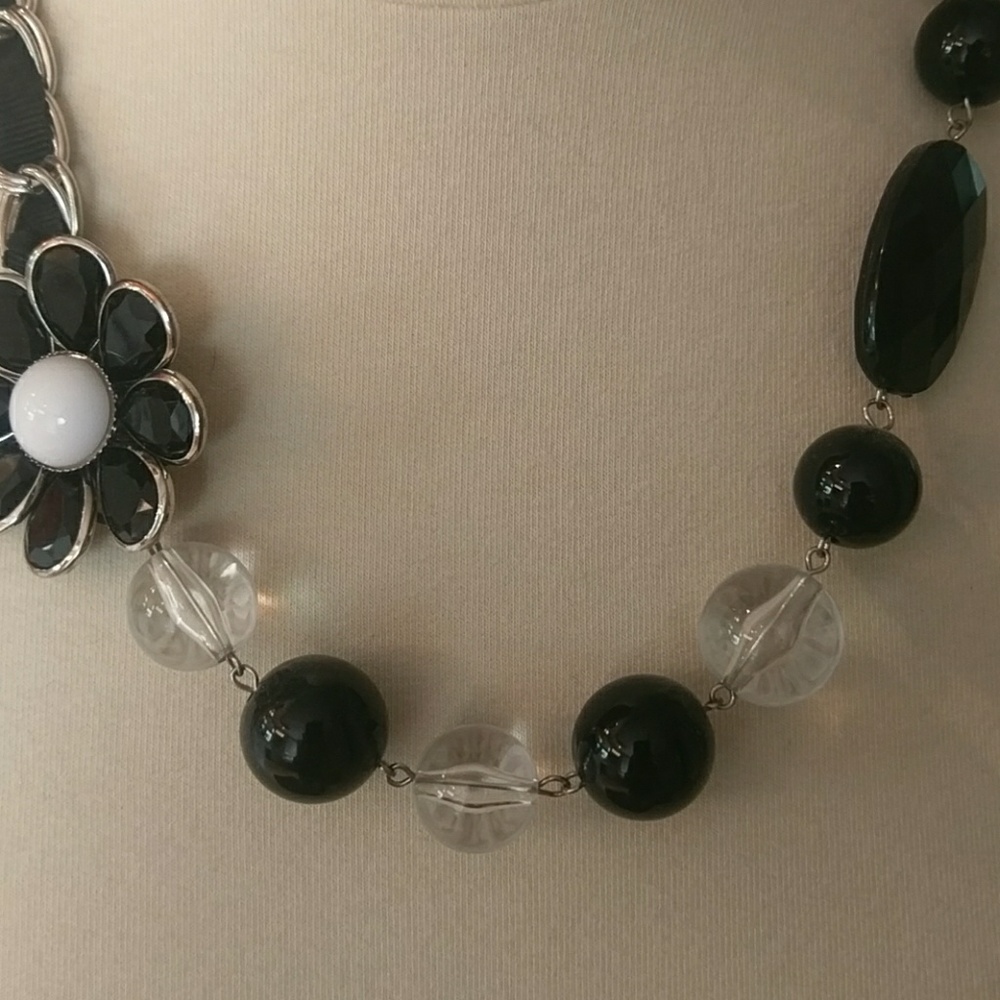 Flower necklace - Picture 3 of 6