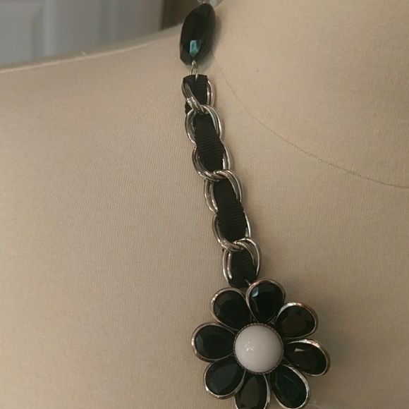 Flower necklace - Picture 2 of 6