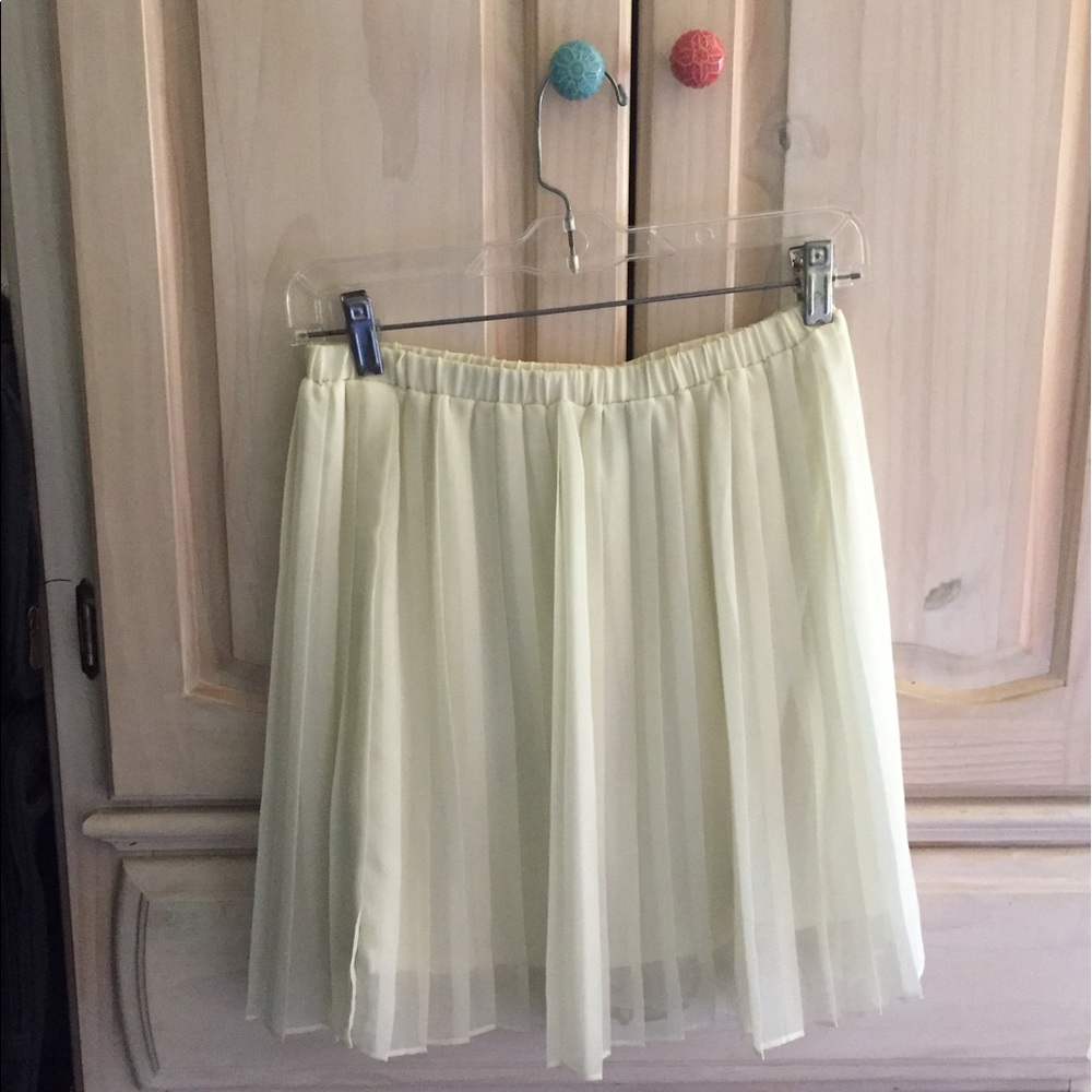 Urban outfitters white ruffle skirt Medium