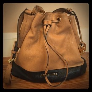 MICHAEL KORS Camel and Black bucket bag