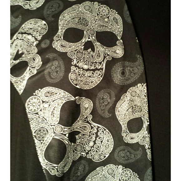 🎃Host Pick!!!🎃 Sugar Skull Leggings Black, TC - Picture 4 of 4