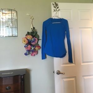 Long sleeve lululemon shirt withbthumb holes