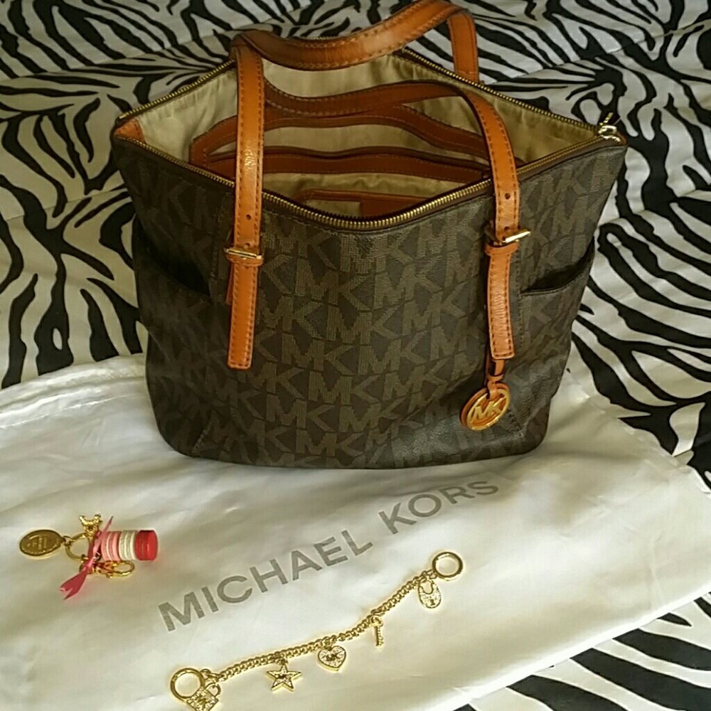 💟💟Authentic Medium Jet Set Tote
