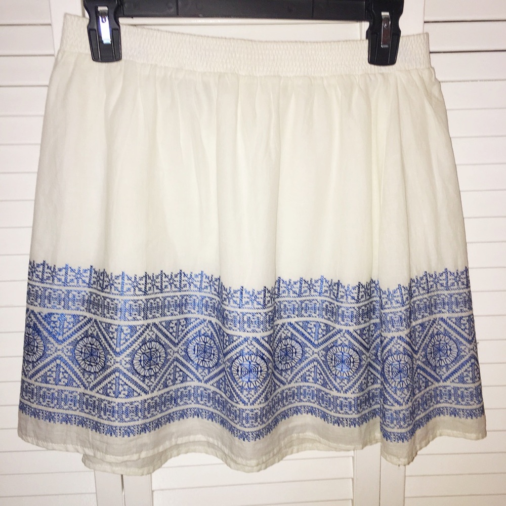 Forever21 White skirt with blue embroidery Size L