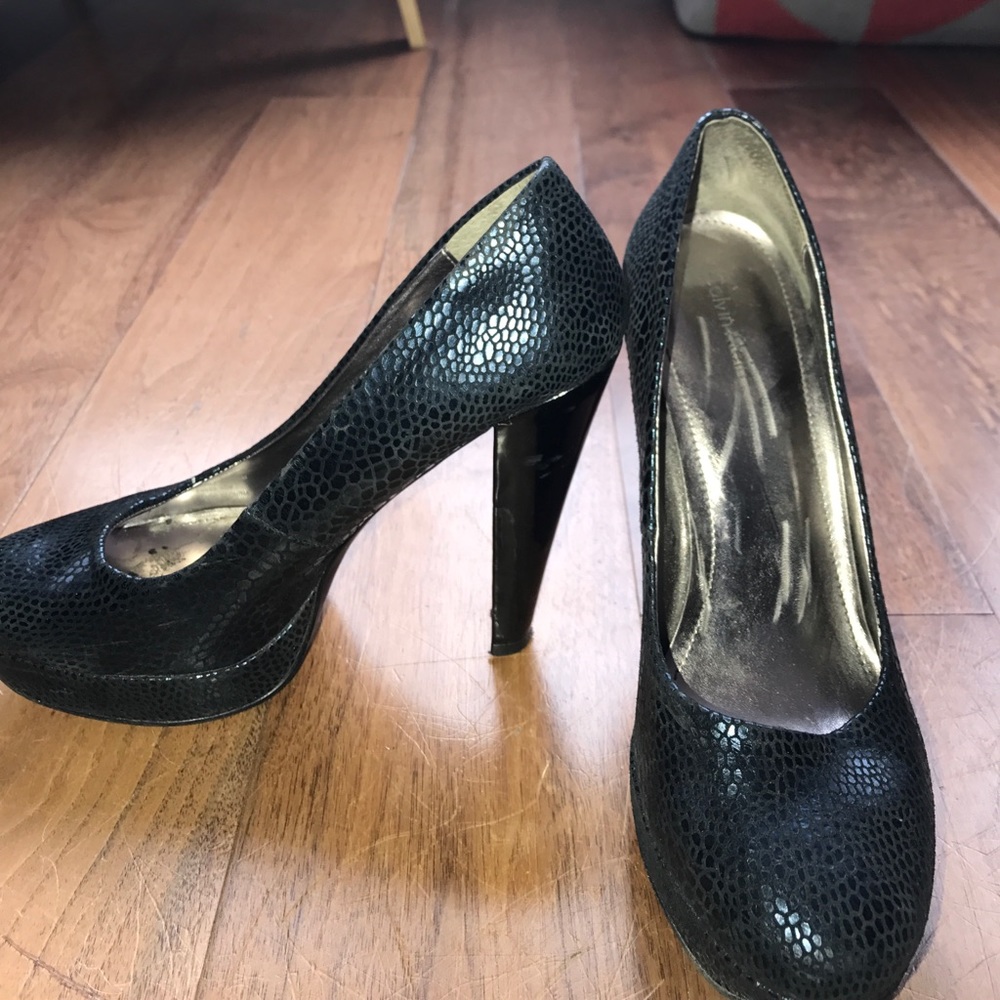 Nine West python design black heel