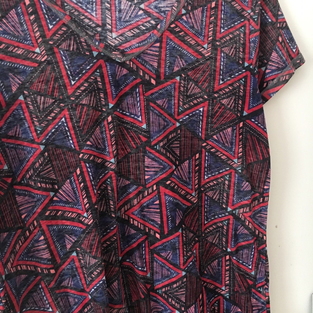 Kohls/Mudd colorful triangle print T-shirt - Picture 2 of 3