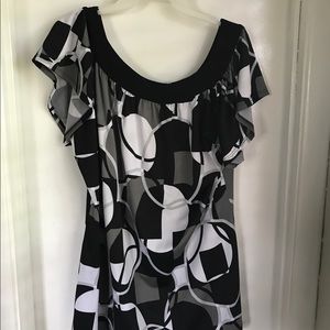 Crewneck black with the white circular blouse