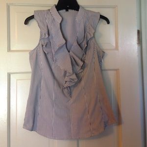 Sleeveless side zip blouse.