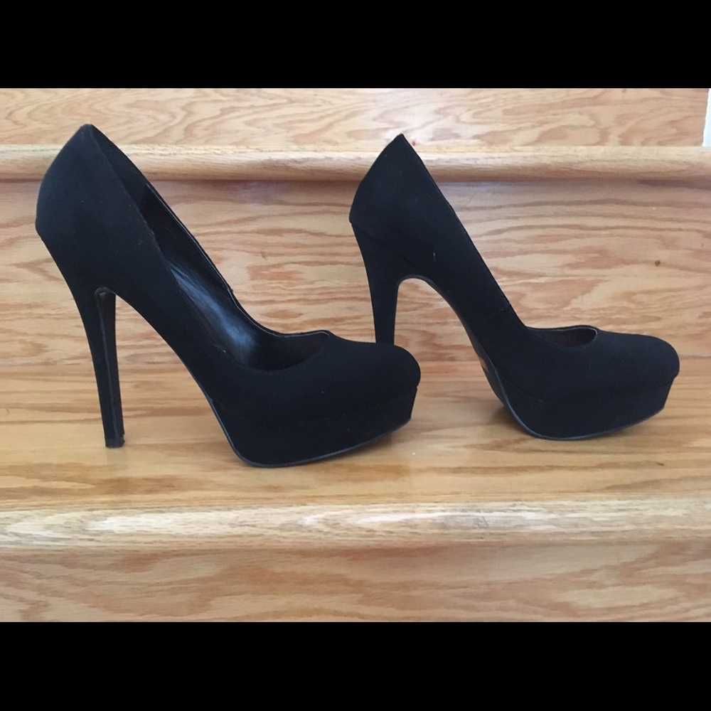 Simple black heels - new!