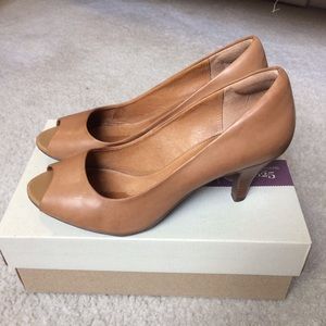 Clarks 9M natural leather peep toe kitten heels