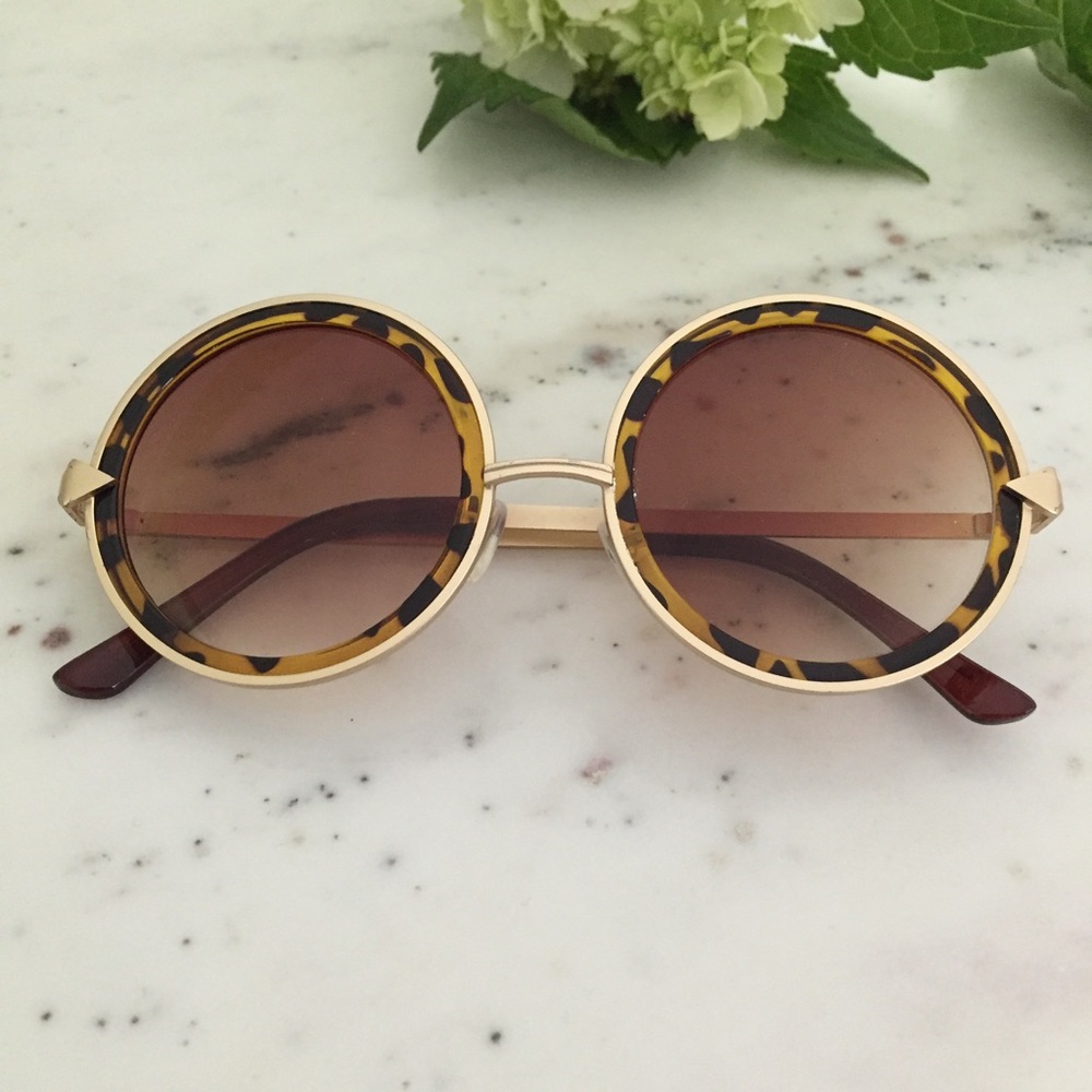 "Marlie" Sunglasses || Brown Tortoise Shell Circle - Picture 3 of 8